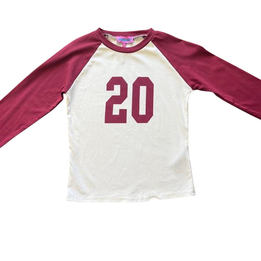 EDIKTED “Feeling 20” Long Sleeve Tee – Trendy Y2K Style.